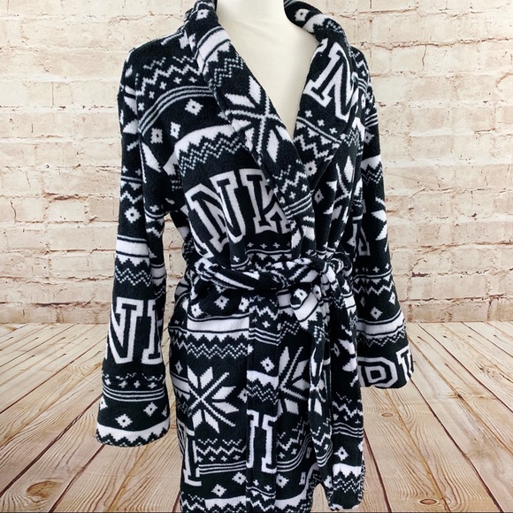 PINK Victoria's Secret Other - PINK Victoria’s Secret snowflake fleece robe